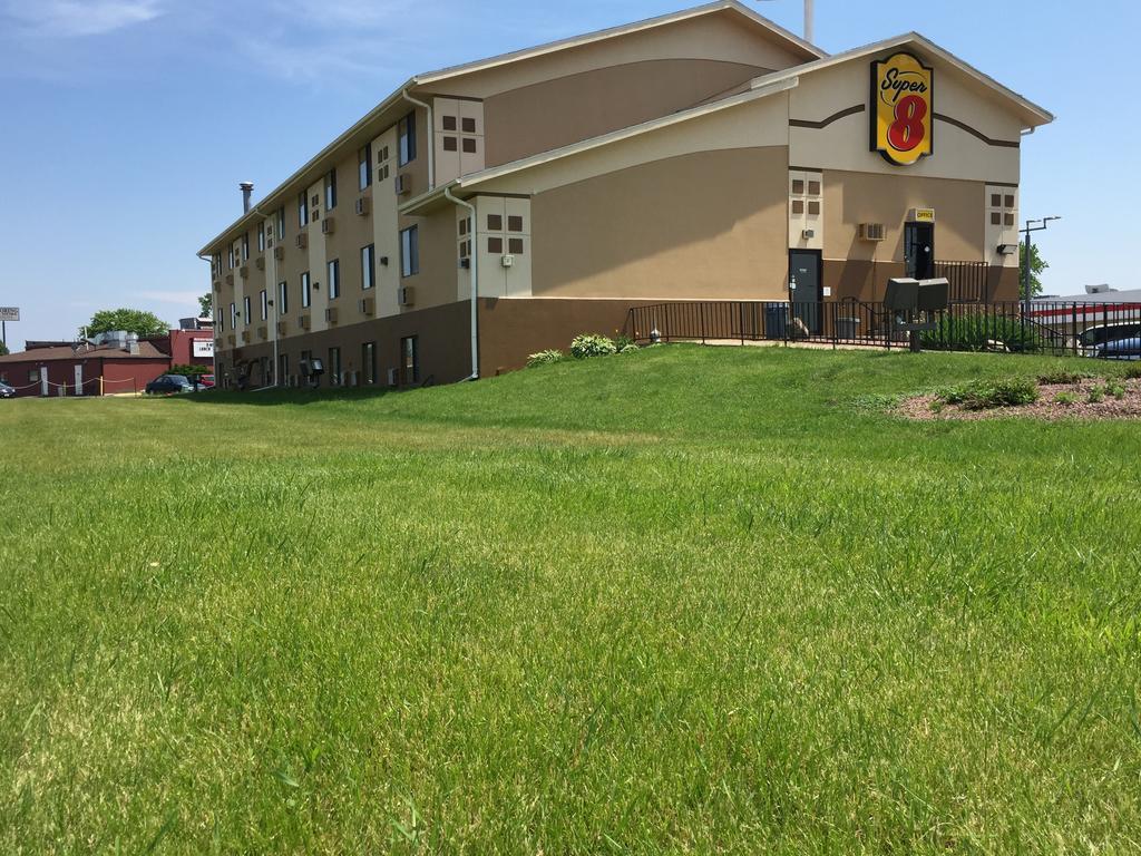 Super 8 By Wyndham Janesville Εξωτερικό φωτογραφία