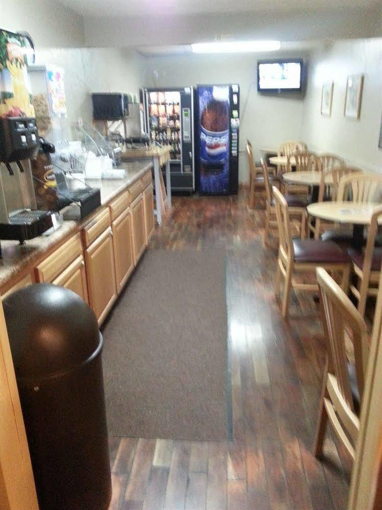 Super 8 By Wyndham Janesville Εξωτερικό φωτογραφία